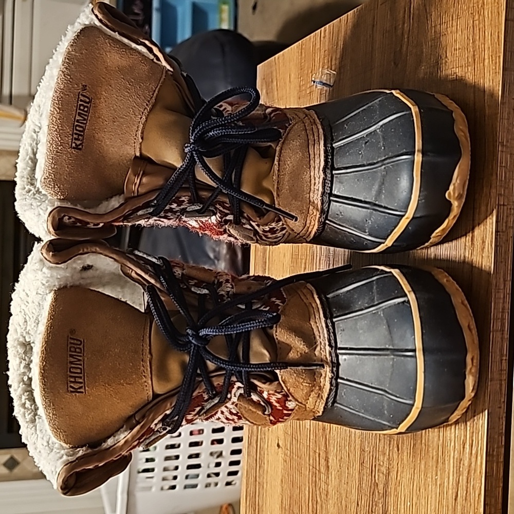 Womans khombu duck boots size 6